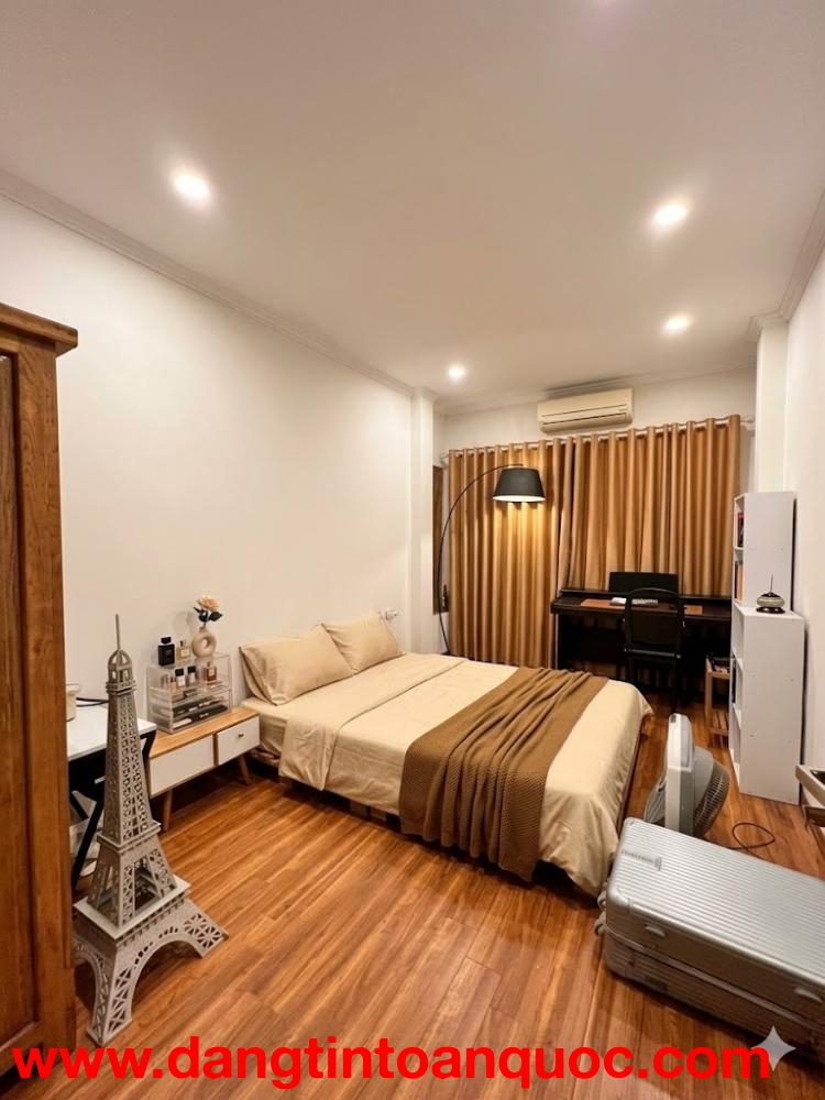 Nhà cạnh Võng Thị Tây Hồ ngõ thông – 3 phút hồ - hướng đẹp – 3 gác tránh - ở thích