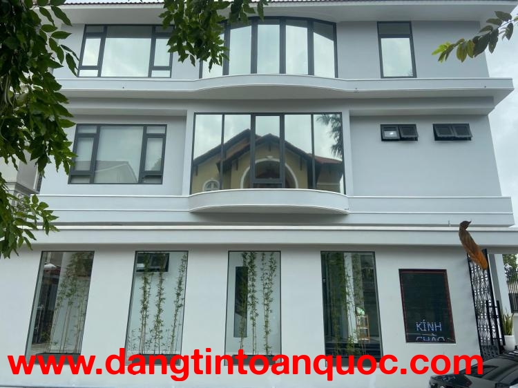 Biệt thự rộng 450m2 Thảo Điền - Compound bờ sông Nguyễn Văn Hưởng - 2 mặt tiền - 242tr/m2