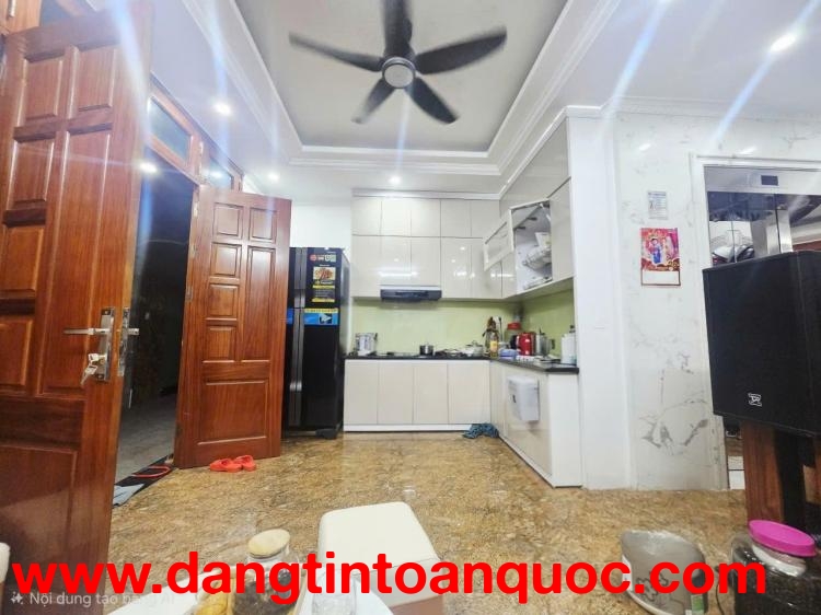 NHÀ LÔ GÓC – NGÕ Ô TÔ TẢI – CÁCH PHỐ HOÀNG HOA THÁM HƠN 20M
Căn nhà hiếm trong khu Ba Đình, vị trí c