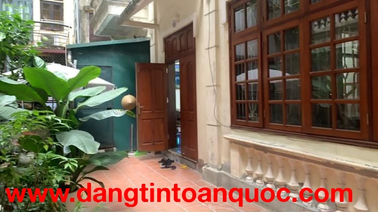 CHÍNH CHỦ bán nhà trung tâm Cầu Giấy 137m2 - 3 tầng- Mặt ngách rộng, ô tô đỗ cách 15m