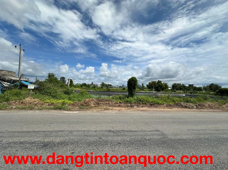 Bán 21m x 68m đất mặt tiền Hùng Vương, Tân Tiến, LaGi giá ngộp 470tr/m ngang