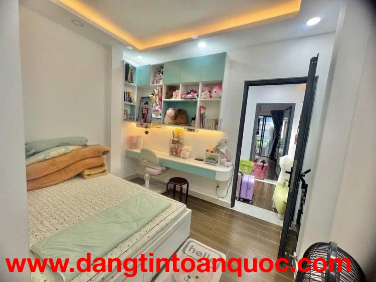 NHÀ Q7  NHỈNH 5 TỶ – HẺM XE HƠI – QUA Q4 CHỈ 2 PHÚT!