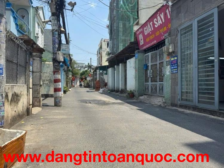 Kết cấu: 1 Trệt 2 lầu sân thượng, phòng khách, bếp, 5 phòng ngủ, 6 nhà vệ sinh, sân thượng trước.Hẻm