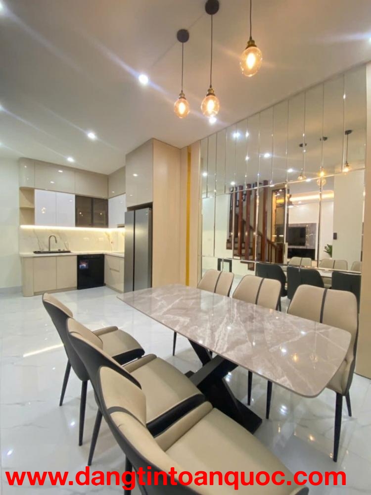 BÁN NHÀ CAO CẤP NGUYỄN VĂN CỪ – LÔ GÓC – THANG MÁY – FULL NỘI THẤT