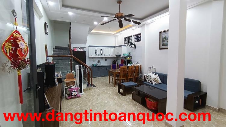 ???? Bán nhà phố Đông Khê - 41m 3 tầng - sân cổng riêng - Giá 3.25 tỉ