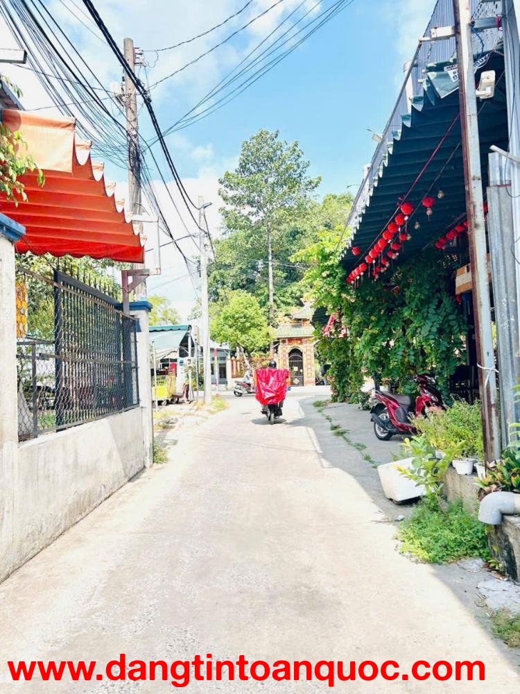 Nhà SHR 1 sẹc Song Hành ngang lớn hiếm kinh doanh đỉnh.
Vị trí: Trung tâm Thị Trấn Hóc Môn.
1 Sẹc cá