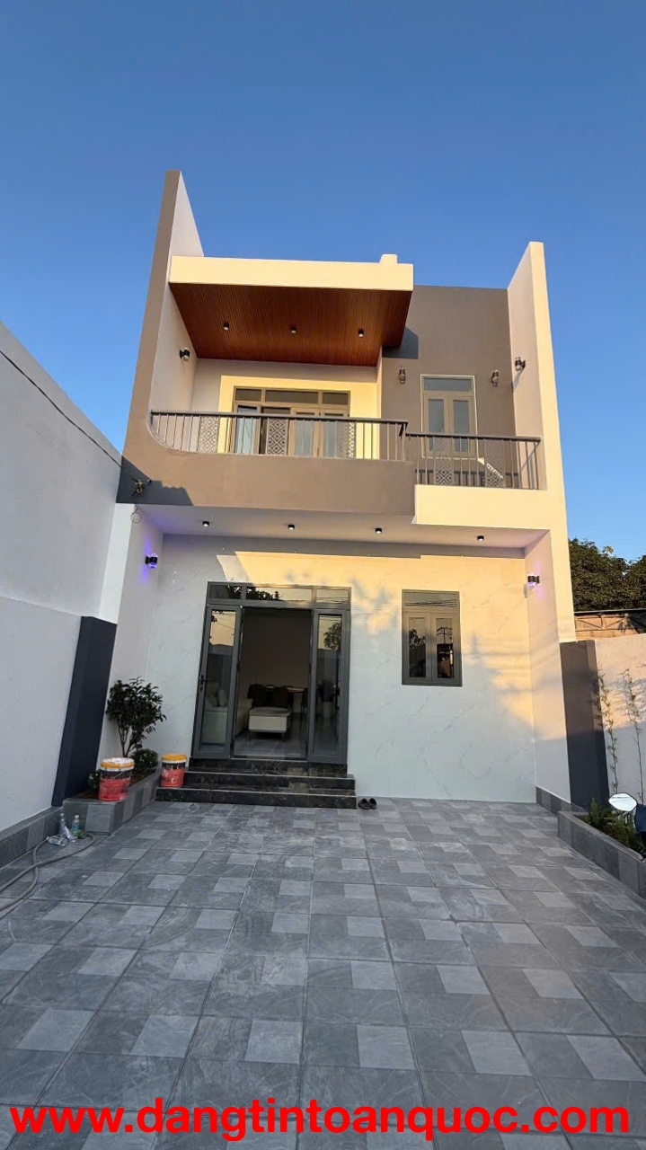 Bán nhà TT Thị trấn Diên Khánh - Nhà mới, 2 tầng - Thiết kế hiện đại - Ô tô đậu trong sân