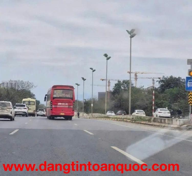 CẦN TIỀN CHO CON ĐI DU HỌC BÁN GẤP - BÁN GẤP LÔ ĐẤT 101M2 QUỐC OAI - GIÁ CẮT LỖ 300 TR