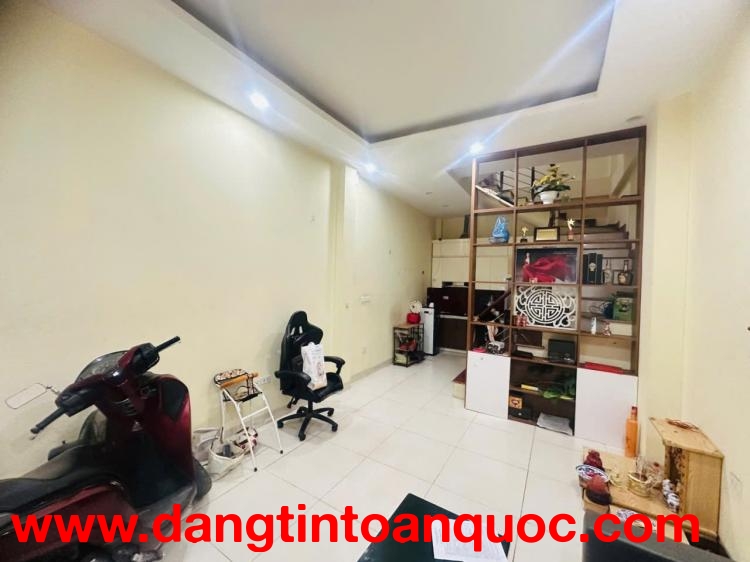 BÁN NHÀ CẦU GIẤY - Ô TÔ VF3 ĐỖ CỬA, 33M - 5 TẦNG ĐẸP, FULL NỘI THẤT, GIÁ 8,3 TỶ