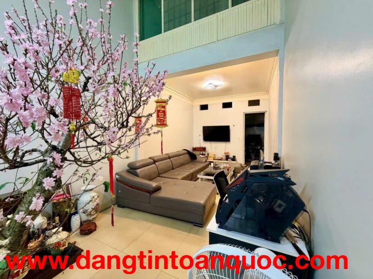 ????????Nhà mặt đường Miếu Hai Xã - 42m 2.5 tầng - vị trí đẹp - gần Hồ Sen