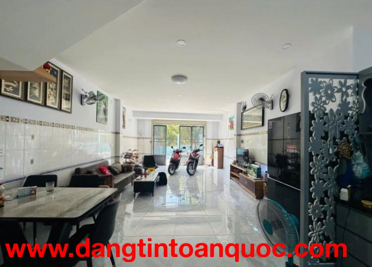Bán nhà mặt tiền Đường 179 Tân Phú Thủ Đức - 56m2 - 3 Tầng - Nở hậu tài lộc - 8 Tỷ
