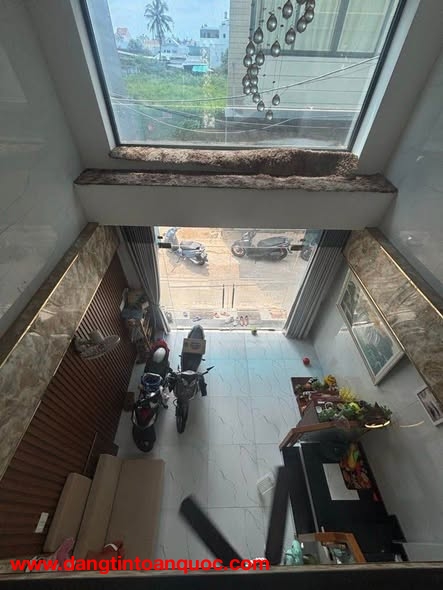 NHÀ ĐẸP 4 TẦNG XE HƠI NGỦ TRONG NHÀ. NHÀ MẶT TIỀN ĐƯỜNG HUỲNH TẤN PHÁT, PHƯỜNG PHÚ MỸ HƯNG, QUẬN 7