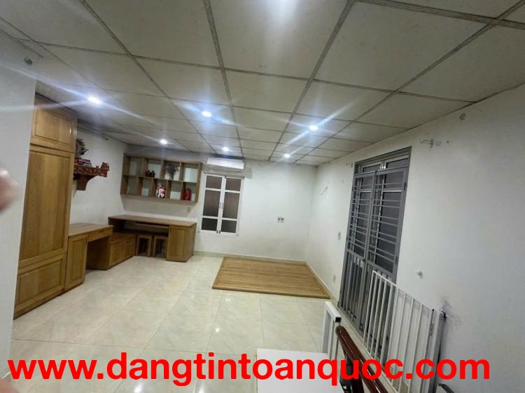 Cho thuê nhà ngõ phố Khương Thượng - 2 tầng*30m2 - 2 ngủ - 2vs - 7triệu.