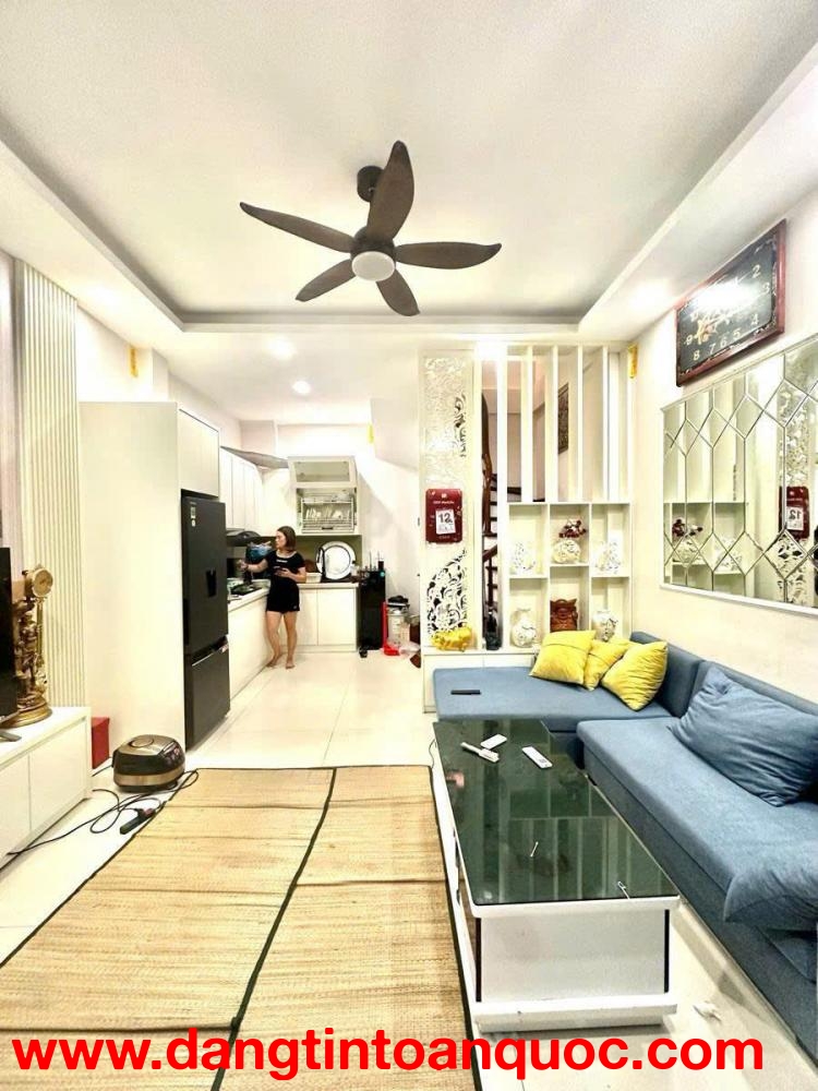 BÁN NHÀ ĐỘI CẤN 30M 5 TẦNG MẶT TIỀN 4M 9,5TY