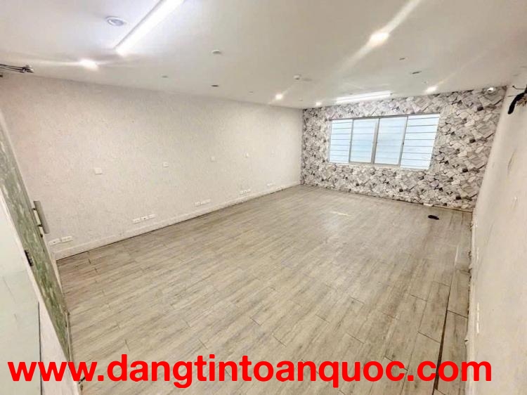 CẦN CHO THUÊ PHÒNG MẶT TIỀN TRẦN HƯNG ĐẠO - PHƯỜNG 1 - QUẬN 5 - TP.HỒ CHÍ MINH.