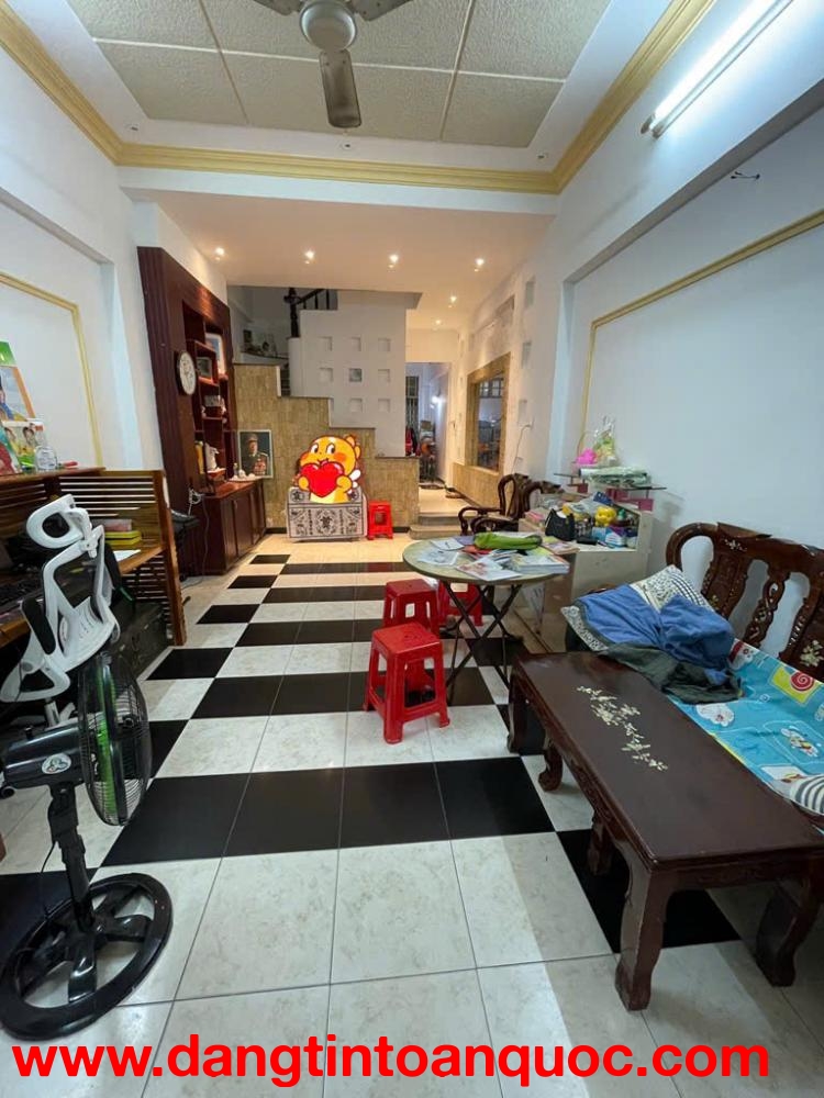 VÀI BƯỚC RA MẶT TIỀN ĐƯỜNG -  Ô TÔ NGỦ TRONG NHÀ