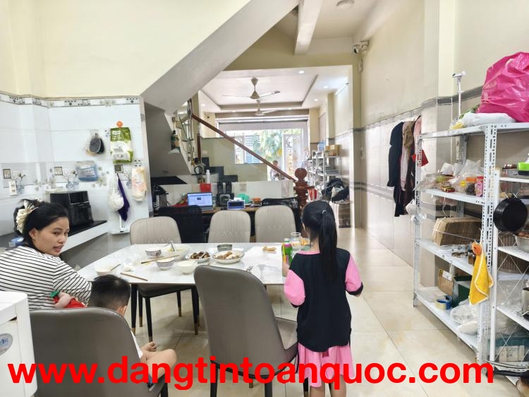 Bán nhà 3 tầng đường số 16 Linh Trung, Thủ Đức, TP HCM. DT  74m2, 4PN, SH, 9.2 tỷ - 0933125879