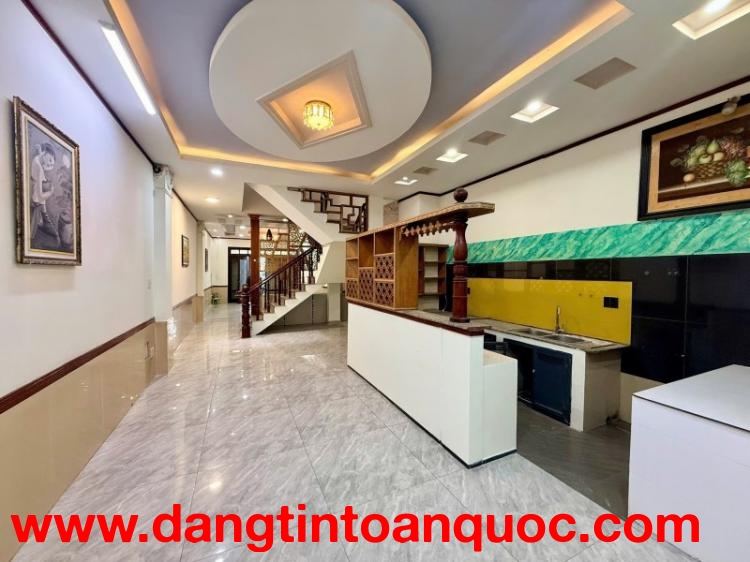 Bán nhà mặt phố đường B, Dĩ An, TP HCM. DT  92m2, 4 tầng, 5PN - Giá 12.4 tỷ