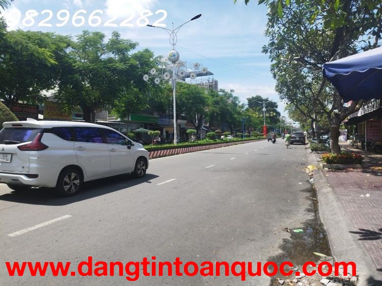 Bán Gấp Nhà Mặt Phố Hùng Vương Sa Đéc, ĐT. DT 243m2, 2 Lầu, 4PN. Sổ Hồng.