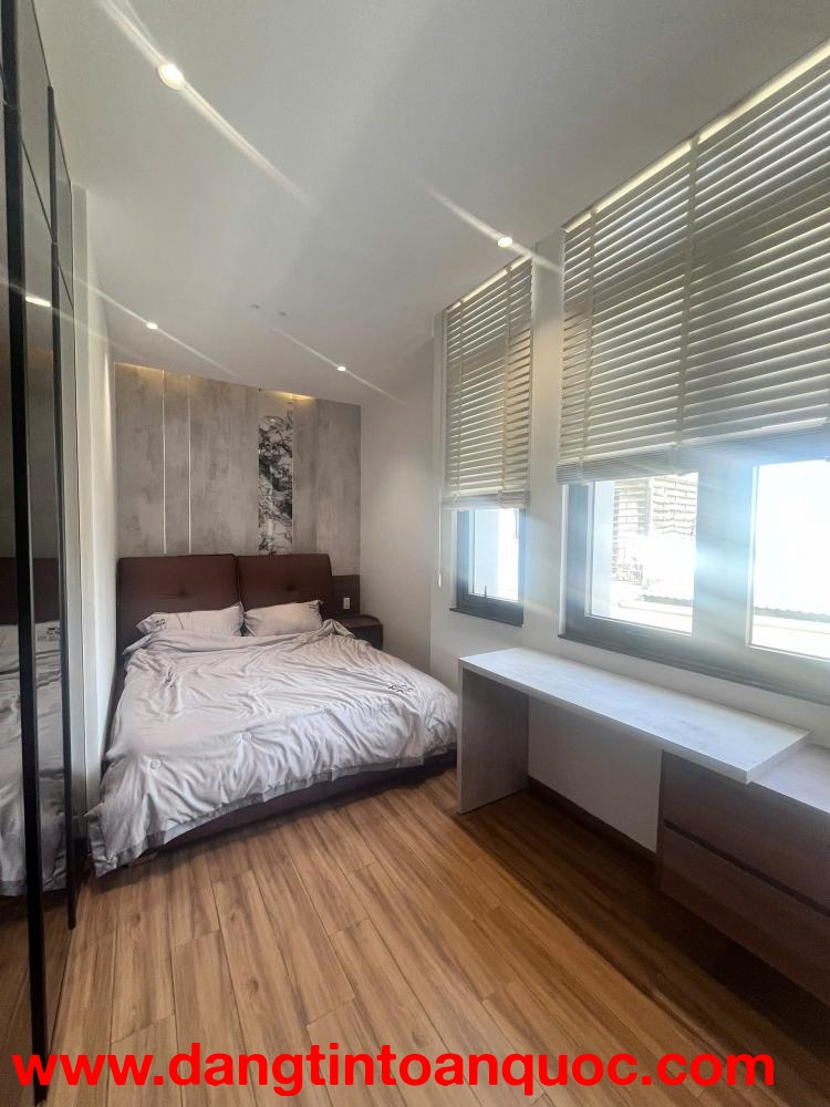 Bán nhà Quận 7 hẻm Huỳnh Tấn Phát, ngang 8m, 1 trệt 2 lầu sân thượng, nhà mới, giá 8.7 tỷ