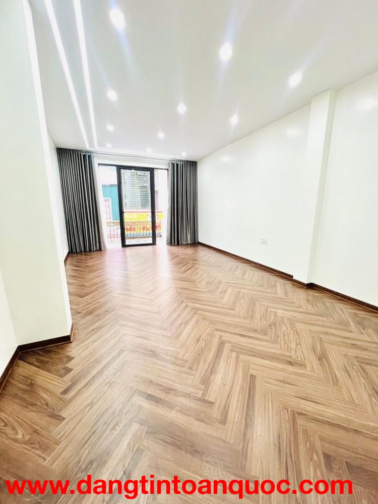 Bán nhà đẹp Nguyễn Văn Cừ- Dân xây- Gara- Sát phố  full Nội thất 45m 6 tầng 12 tỷ(TL)