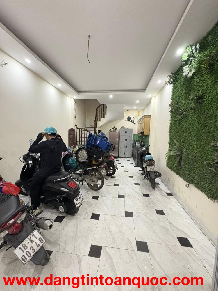 Cho thuê nhà ngõ oto Triều Khúc 35 m2 x 5 tầng,  3 ngủ, -Giá 12 triệu