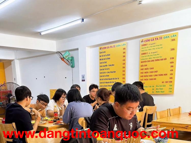 SANG NHƯỢNG QUÁN PHỞ + CƠM – VÀO LÀ KINH DOANH NGAY  Địa chỉ: 139 Tân Cảng, Bình Thạnh, TP Hồ Chí Mi