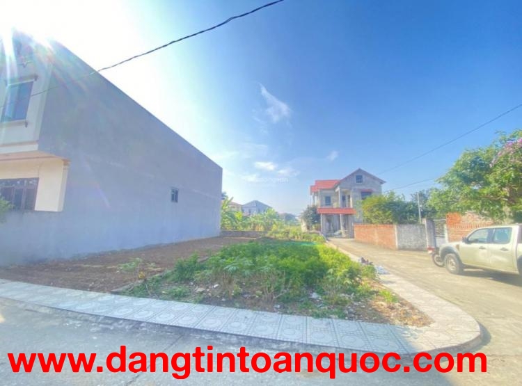 Nợ 3 tỷ  cần bán mảnh đất 100m2 full thổ cư tại trung tâm Hoà Lạc gần Metro 5