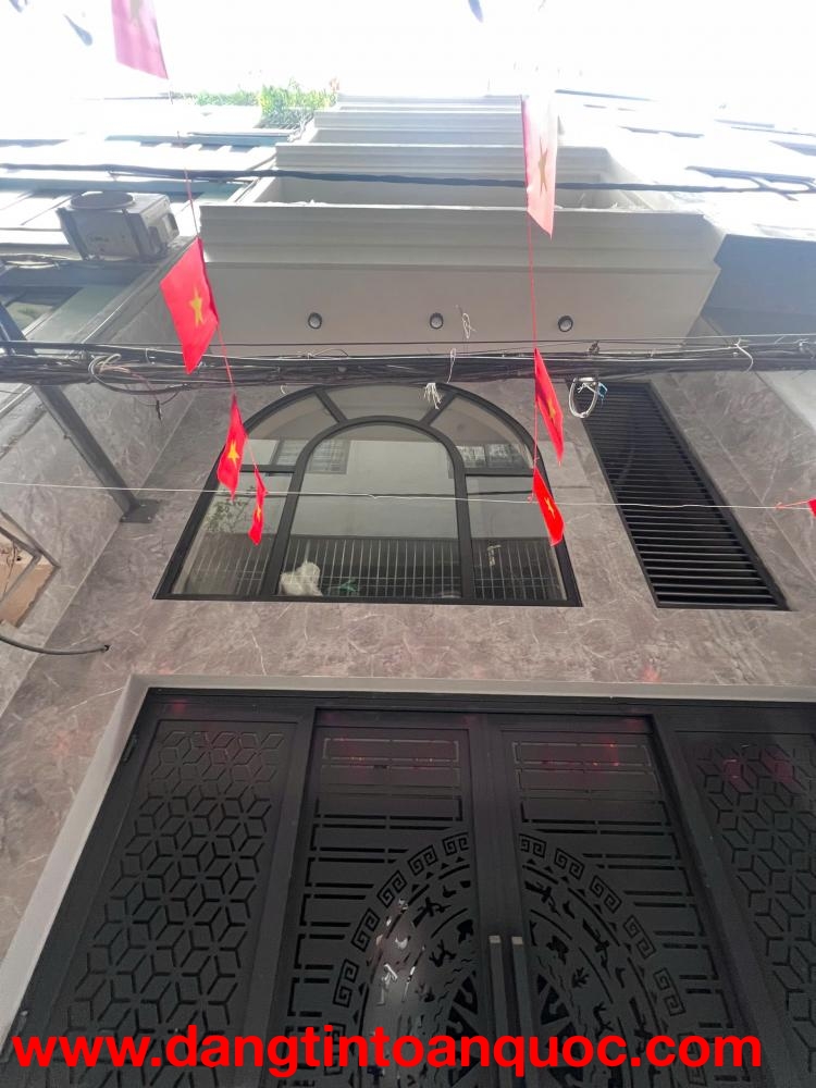 NHÀ MỚI CỨNG – GARA Ô TÔ – THANG MÁY – CẠNH CV HOÀ BÌNH