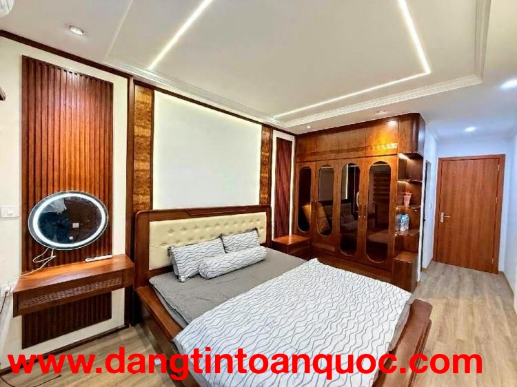 nguyễn khang 36m x7 tầng thang máy 13,6 tỷ gần phố,vf3 đỗ cửa,ngõ thông