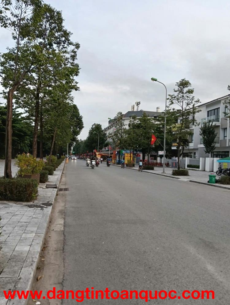 Biệt thự Khu Đô thị Văn Phú 190 m 4 tầng hoàn thiện thang máy mt 10 vỉa hè ô tô tránh