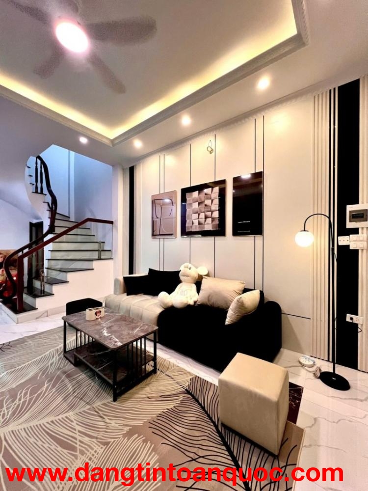 NGUYỄN VĂN LINH – LONG BIÊN  30m² – 5 TẦNG – Ô TÔ QUA NHÀ