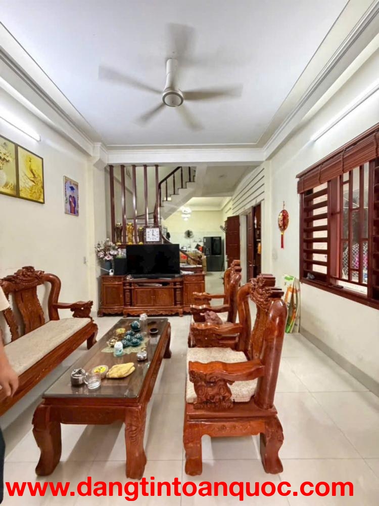 Bán nhà dân xây ngay chợ Bồ Xuyên vào đường oto gần 50m2, giá chỉ 3,x tỷ