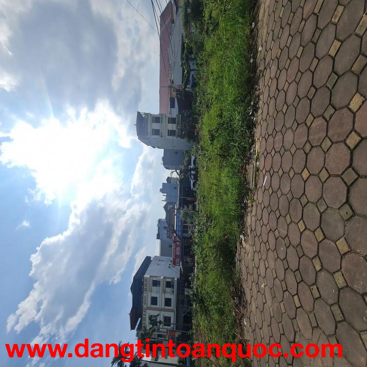 Chuyển nhượng 40m2 đất TĐC Trâu Quỳ, Gia Lâm. Đường 12m. Lh 0989894845.