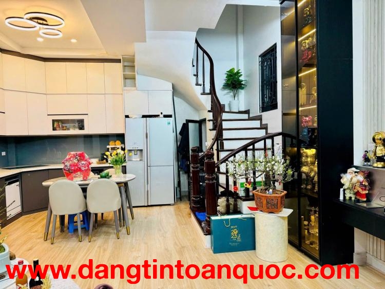 Lô góc 3 thoáng nhà trung tâm Ngọc Lâm nội thất sịn chỉ 8đ