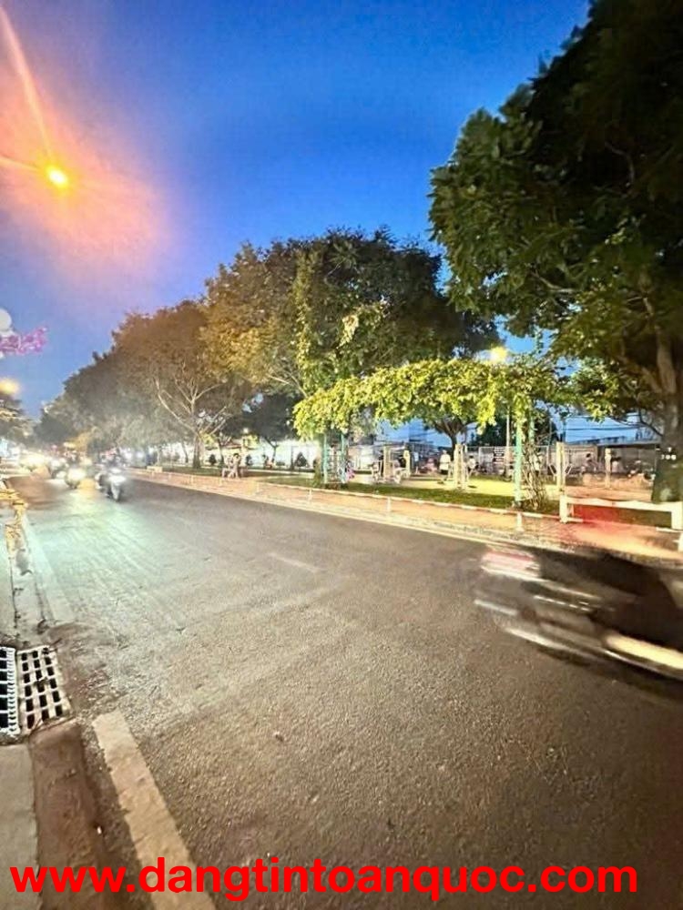 Bình Tân-  MTKD - Chỉ 5 Tỷ Nhỉnh - Nhà Đẹp - View Công Viên Cây Xanh - Giáp Tân Phú - Tặng Nội Thất 