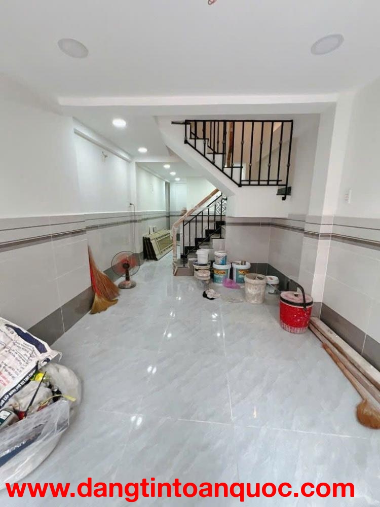 Nhà  Mới hèm 243 Hoàng Diệu quận 4,  nhà nằm cách 2 mặt tiền vĩnh khánh và đường số 41 vài trăm mét 