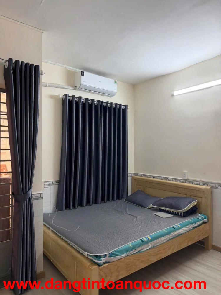 Căn nhà nhỏ xinh , ngay chợ Hiệp Thành q12 . 2 tỷ290 . 4x6 .1 trệt 1 lầu . Sổ Hồng riêng