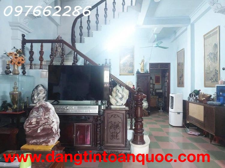 Bán  nhà Việt Hưng - 89m² - MT: 5m- nhà dân xây 3 tầng chắc chắn - lô góc - giá 13 tỷ