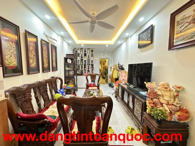 Siêu hiếm! Bán nhà mặt phố Trần Khát Chân, 23m2, 4 tầng, mặt tiền 3.2m, giá 10.3 tỉ, vỉa hè, kinh do