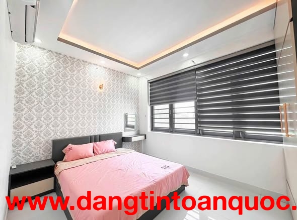 NHÀ GÓC 2 MẶT TIỀN CỰC HIẾM- GẦN QUẬN 7 - XE HƠI TRÁNH 3 CHIẾC - ĐẬU XE TRƯỚC NHÀ THOẢI MÁI