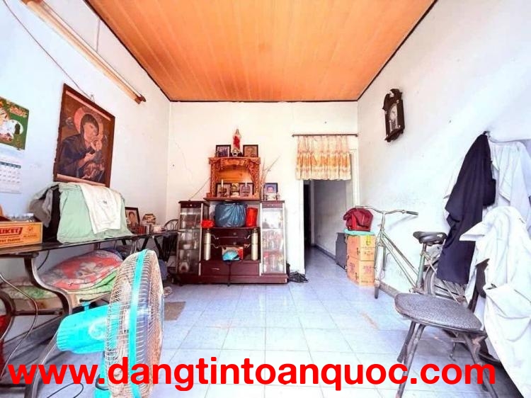 BÁN NHÀ ĐẸP HÒA HƯNG  Q10
Dt : 3.3m x 15m 43m2
Kết cấu : 3 tầng 3 phòng
Giá : 8 Tỷ