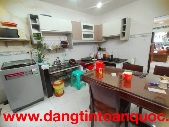 NHÀ QUẬN 4 - VỊ TRÍ KINH DOANH SẦM UẤT - ĐƯỜNG BÊ TÔNG CAO RÁO KHÔNG LO NGẬP NƯỚC - NHÀ ĐANG CÓ DÒNG