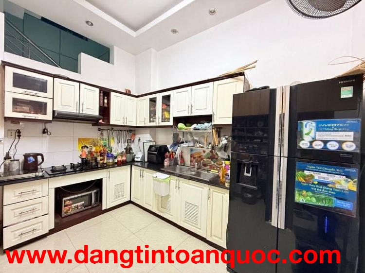 Vị trí: P4 Tân Bình, khu vực sầm uất, giao thương cực tốt.