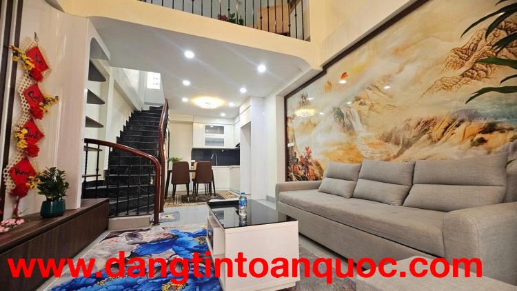 MỘT CĂN NHÀ KHÔNG GIỐNG PHẦN ĐÔNG – LẠC LONG QUÂN, TÂY HỒ