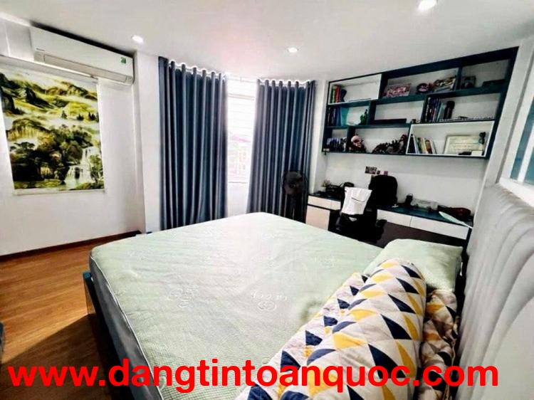 Nguyễn khang 32m x5 tầng giá 8,2 tỷ - lô góc,ngõ ba gác tránh,40m ra phố