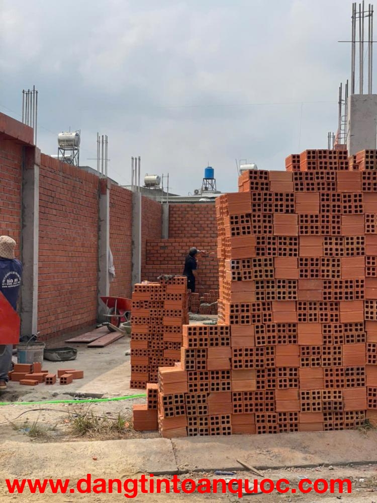 Còn 4 nền trong khu nhà phố đang xây dựng đồng bộ 126m ngang 5m, 4 tầng đường nhựa