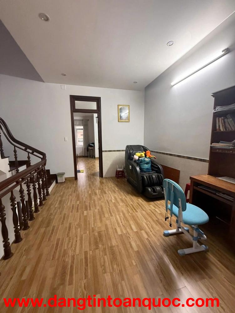 Siêu phẩm mHoà An 9 - nhà 3 tầng 3 mê đúc - full nội thất  chỉ sách vali vô ở