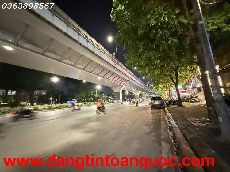 Bán nhà Mặt phố Trường Chinh, Đống Đa: 35m2, MT 8.5m, Kinh doanh sầm uất, Giá 21 tỷ.