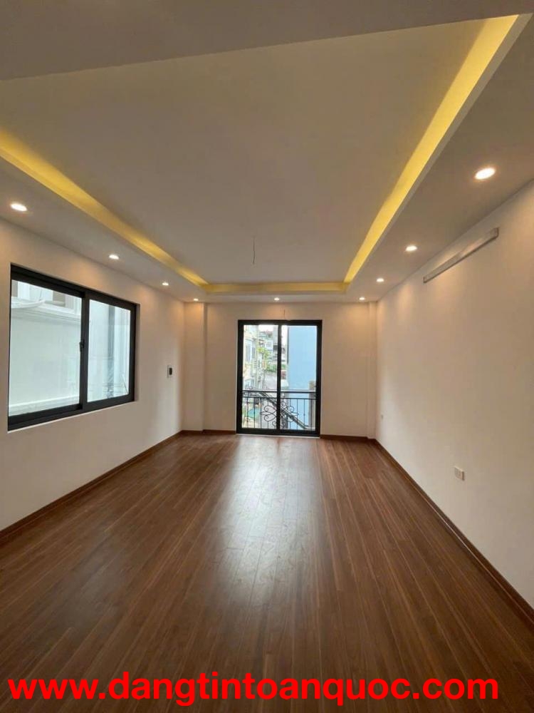 Bán gấp giá rẻ ô tô kinh doanh Ngõ Quỳnh 32m, 4 tầng, mặt tiền 4m, 8.5 tỷ Hai Bà Trưng.